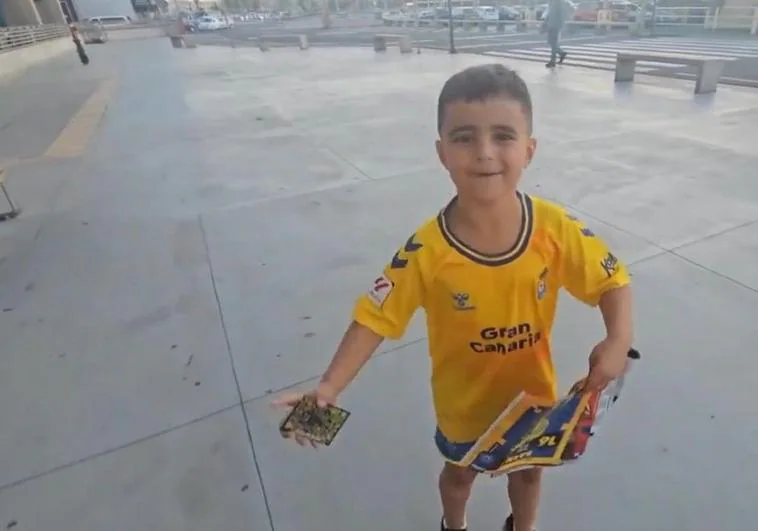 La ilusión de un pequeño aficionado de Las Palmas con los regalos del Athletic